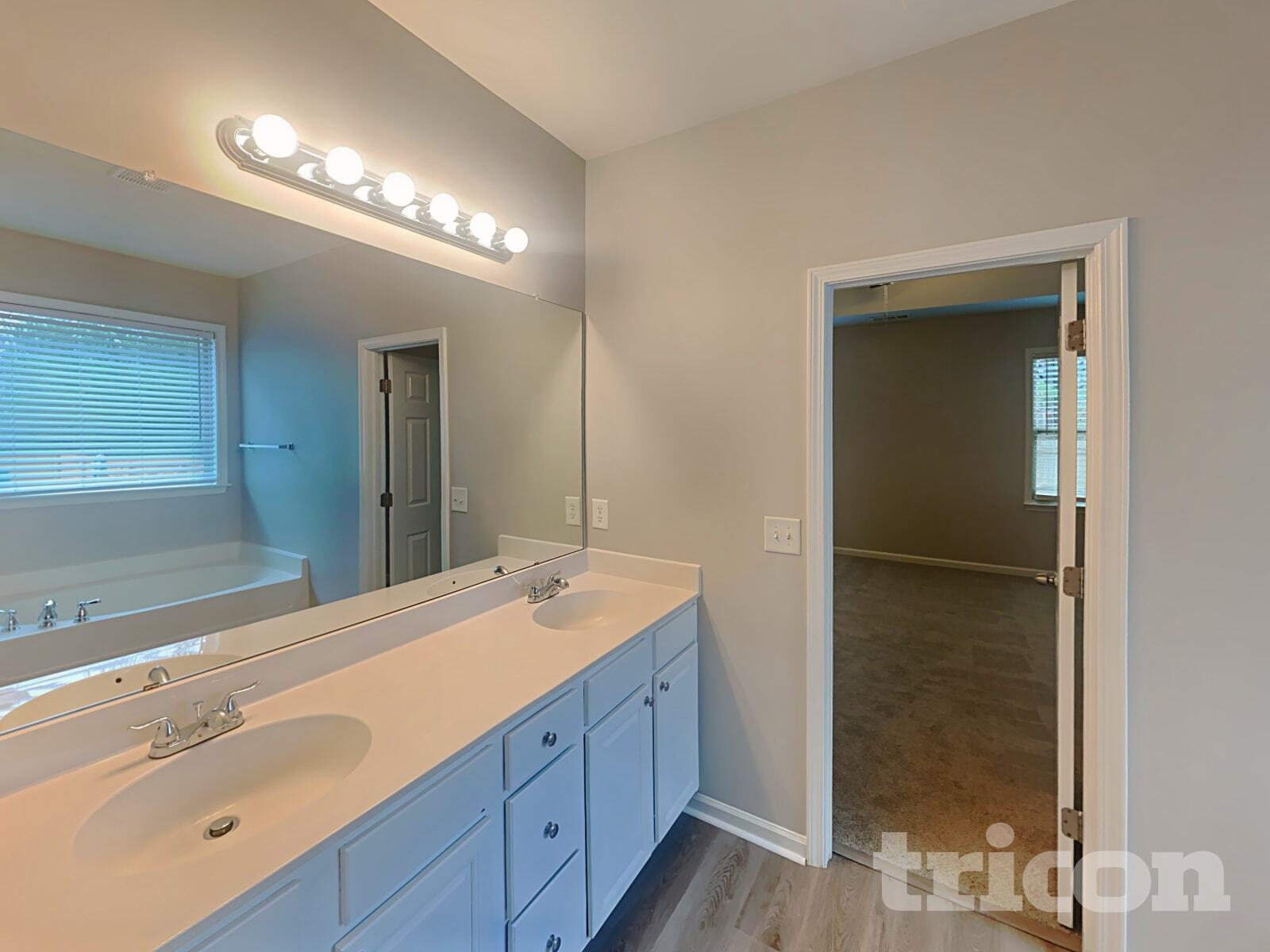 Building Photo - 654 Ivy Chase Loop