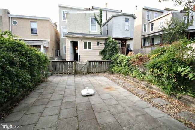 Building Photo - 219 Hermitage St