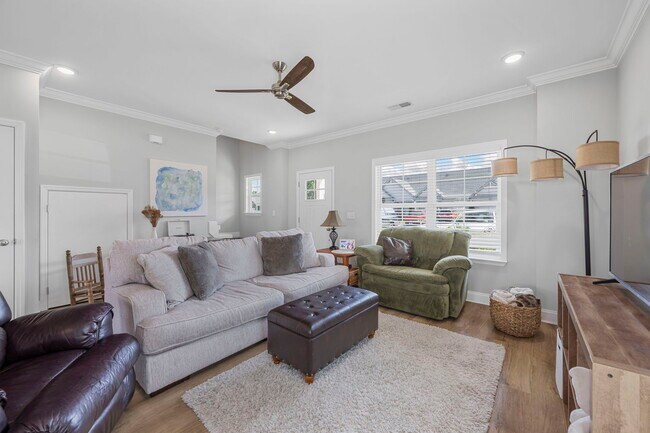 Building Photo - 631 NE Bellingham Dr