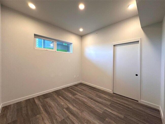 Building Photo - 4004 Banister Ln