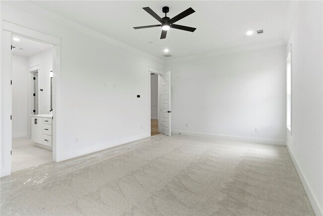 Building Photo - 421 Hedge Dr