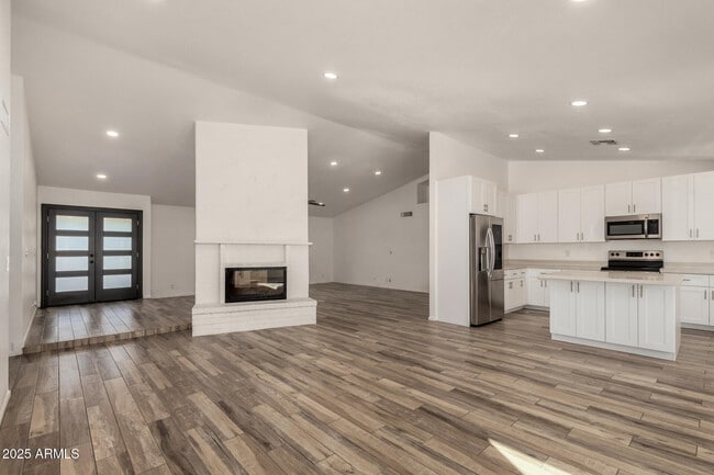 Building Photo - 687 E Park Ave