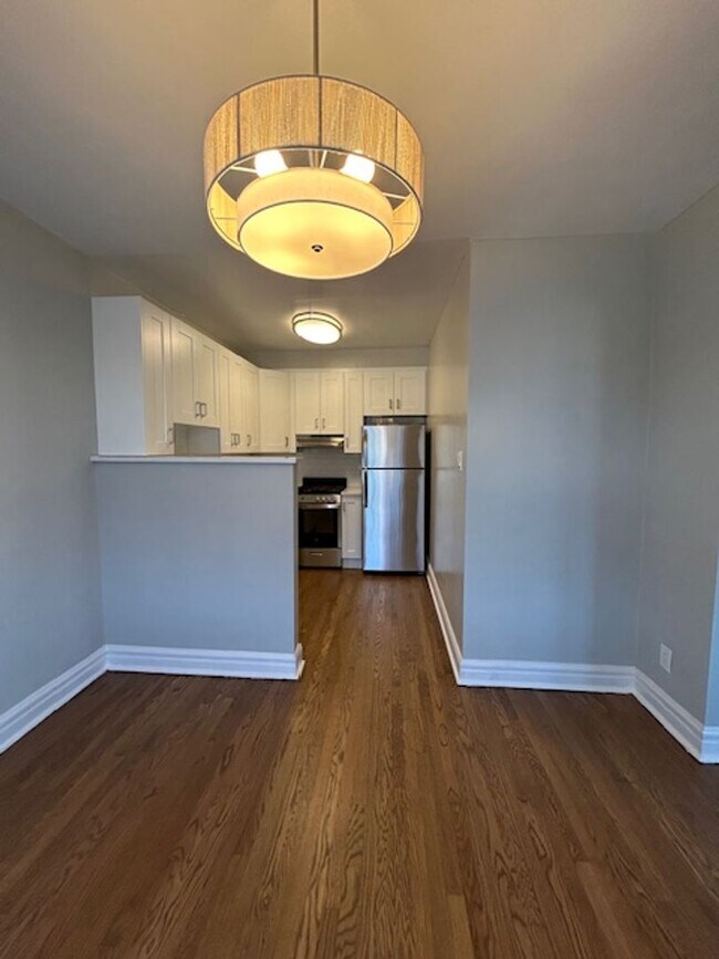 Building Photo - Edgewater Studio with Heat and Cooking Gas Included ~ No Security Deposit ~ Cat Friendly *ONE MON...