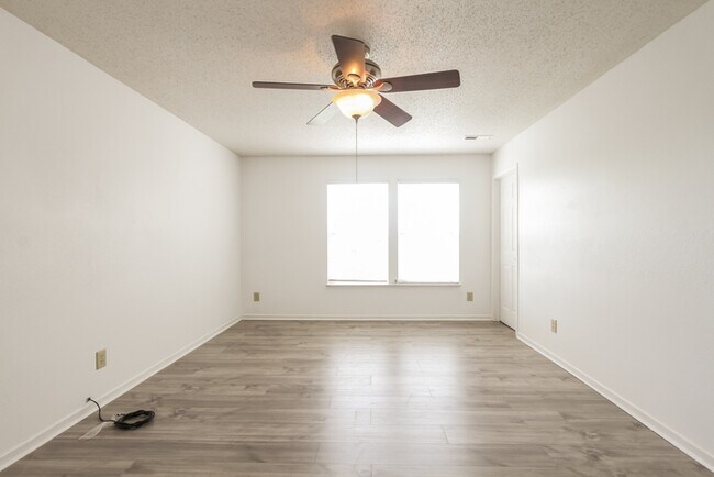 Building Photo - 823 Runnymede Dr