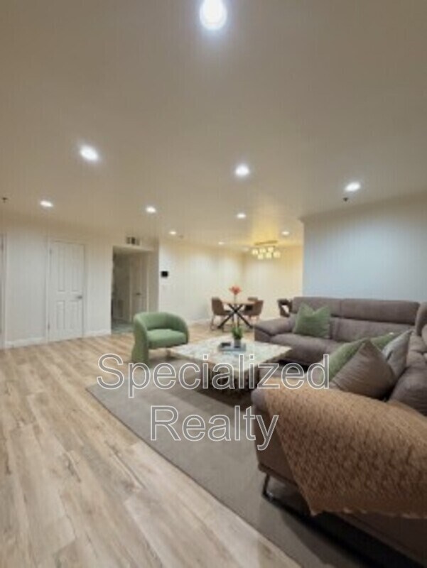 Building Photo - 1020 Davis Ave