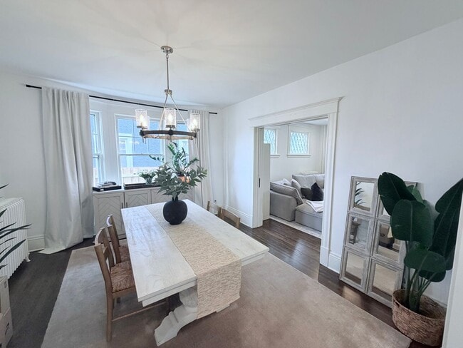 Building Photo - Gorgeous 3 Bedroom with Modern Upgrades!!
