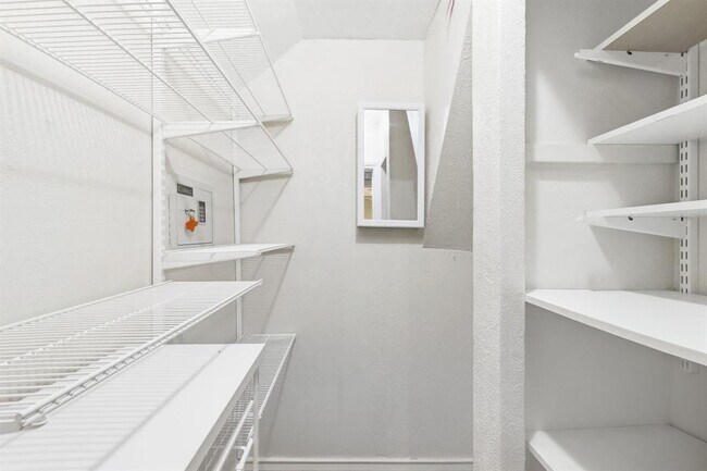 Building Photo - 505 W 7th St