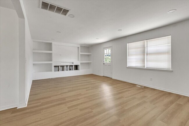 Building Photo - 9800 Willow Wind Dr