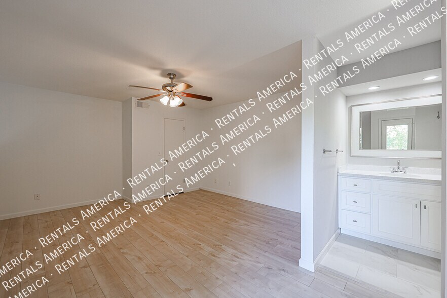 Building Photo - 4850 E Desert Cove Ave