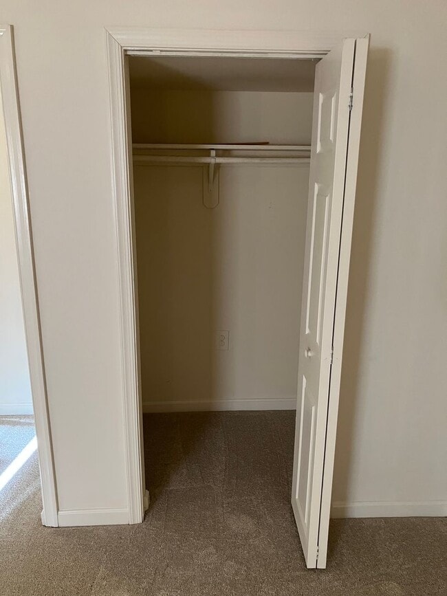 Building Photo - 2 Bedroom/1 Bathroom Basement Unit for Ren...