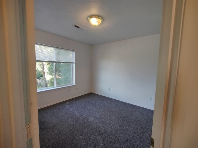 Building Photo - Spacious 3 bedroom 2.5 Bath Townhouse with...