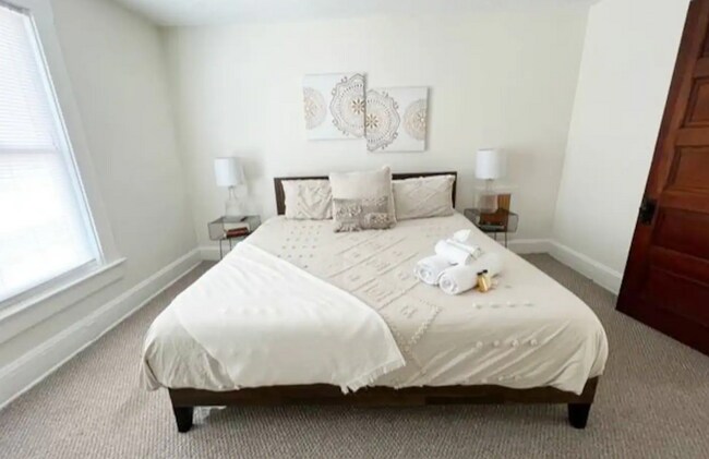 Building Photo - 1119 E Fulton St