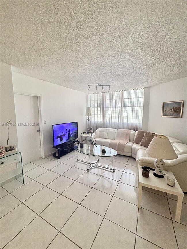 Building Photo - 999 Brickell Bay Dr