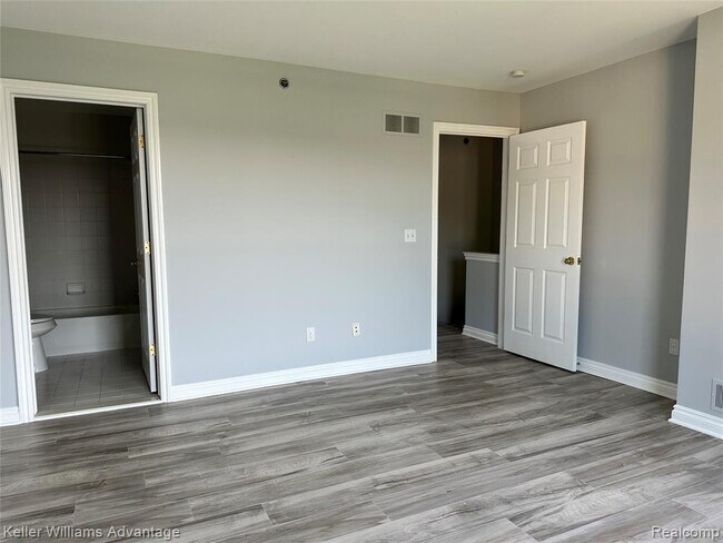 Building Photo - 1627 E Lakeview Ln