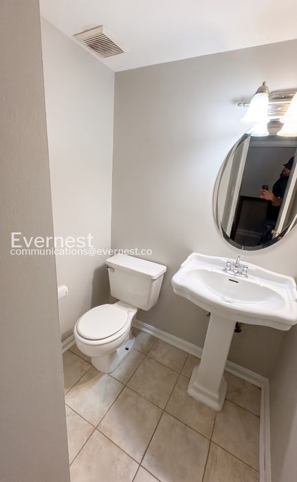Building Photo - 3 Bed/3.5 Bath Townhome with Fenced Yard / Available Now!