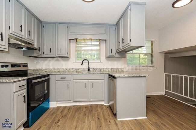 Building Photo - Freshly renovated 3 bedroom / 2 full bath home with 1,679 sq/ft of space!