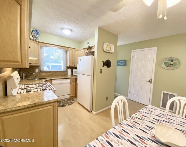 Building Photo - 10 SE Central Ave