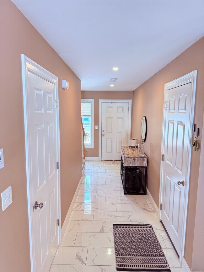 Building Photo - Luxury Duplex
