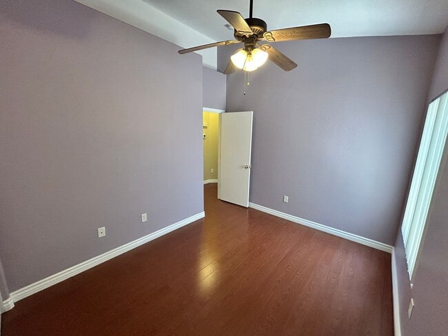 Building Photo - 3 Bed / 2 Bath with No Carpet & Split Floo...