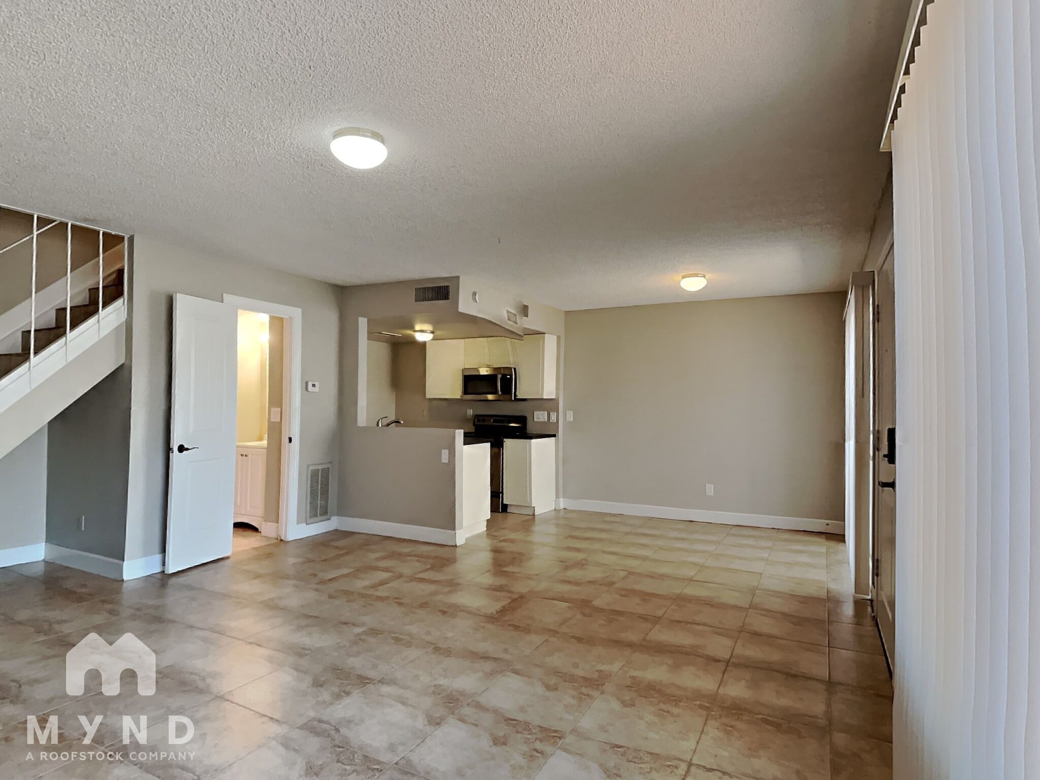 Building Photo - 2132 W Glenrosa Ave