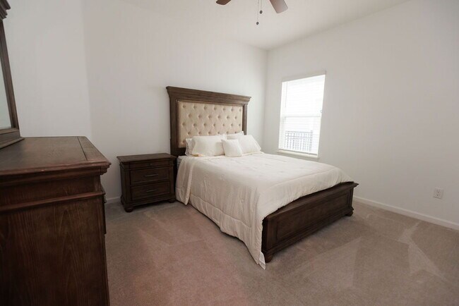 Building Photo - 4 Bedroom 2 Bath home for rent with beauti...