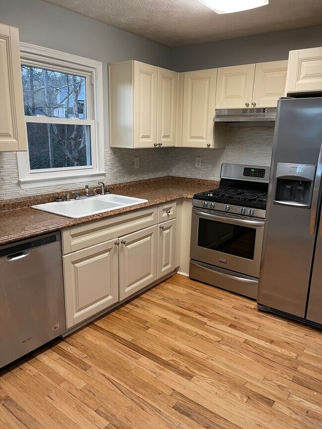 Building Photo - Split Foyer Home with Fenced Yard