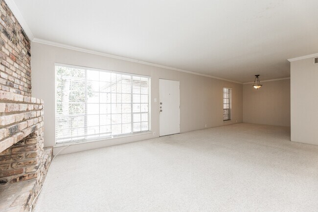 Building Photo - 2101 Fountain View Dr