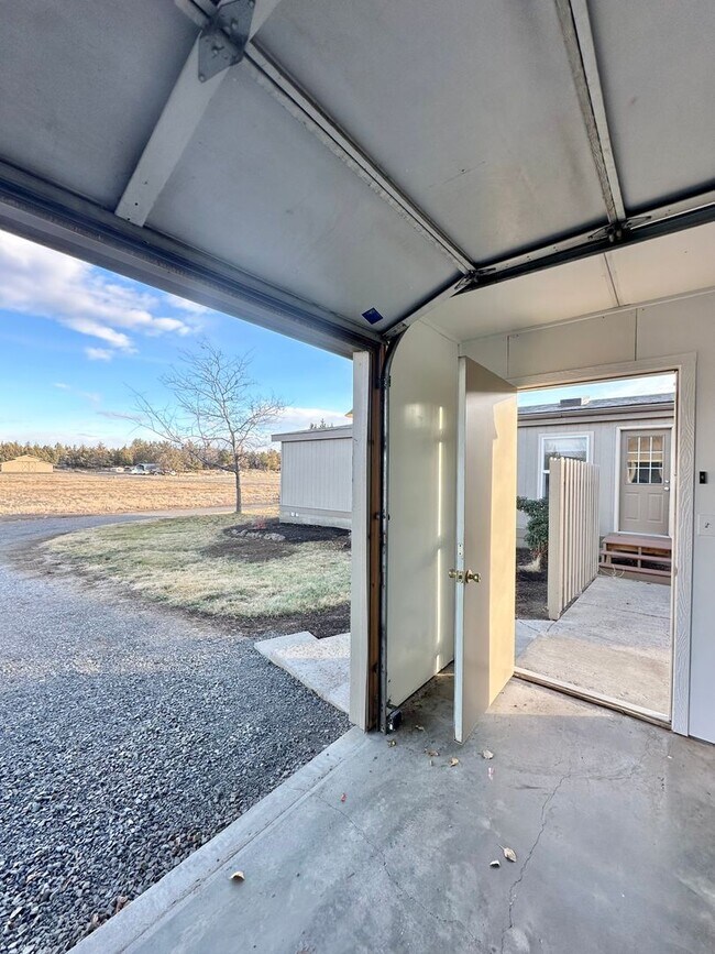 Building Photo - Light & bright single level home in NE Bend!