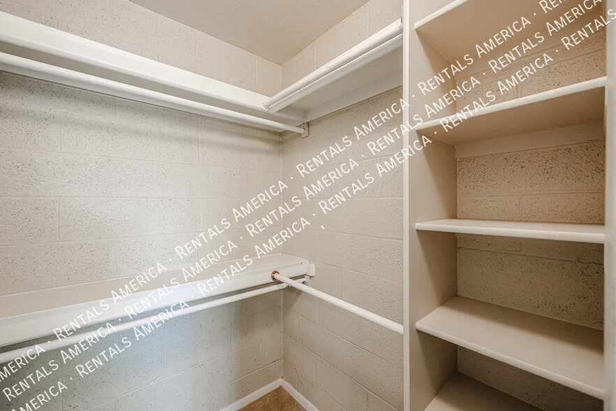 Building Photo - 10815 W Northern Ave