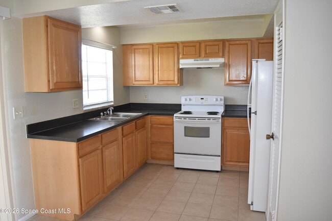 Building Photo - 3134 Edgewood Dr NE
