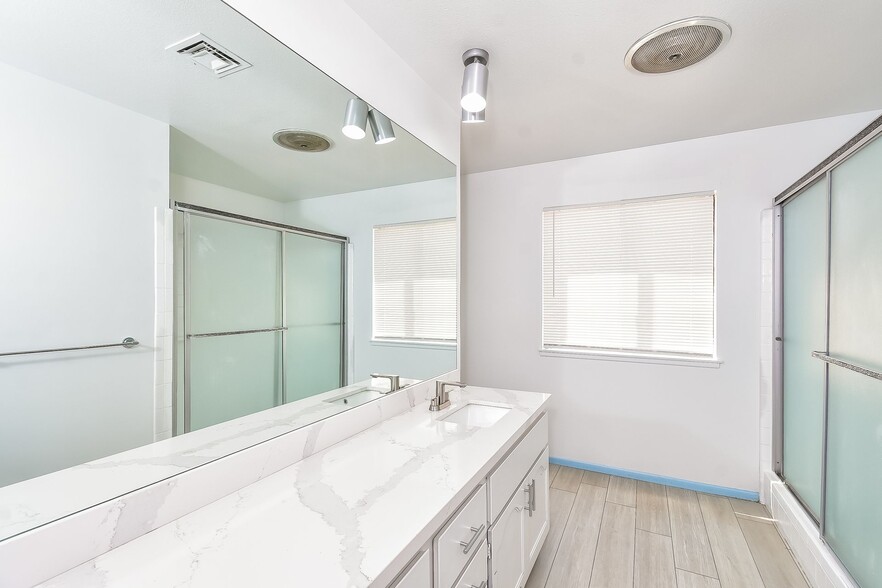 Building Photo - 2413 Plaza Del Grande