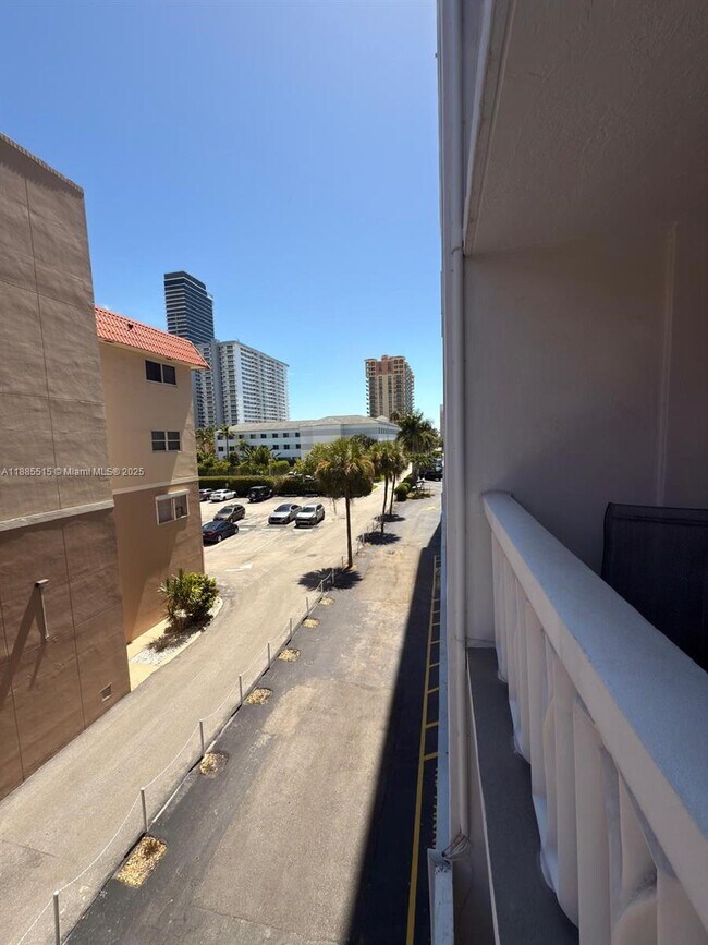 Building Photo - 3113 S Ocean Dr