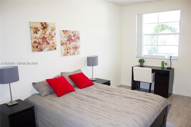 Building Photo - 3145 NE 184th St