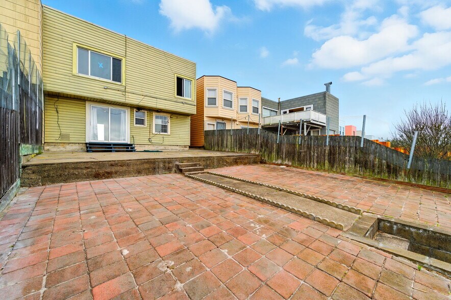 Building Photo - 2145 32nd Ave