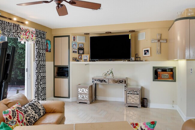 Building Photo - 2070 Chagall Cir