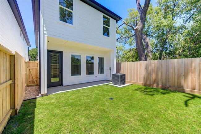 Building Photo - 2710 Noble St