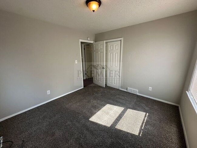 Building Photo - 613 N Sunset Dr