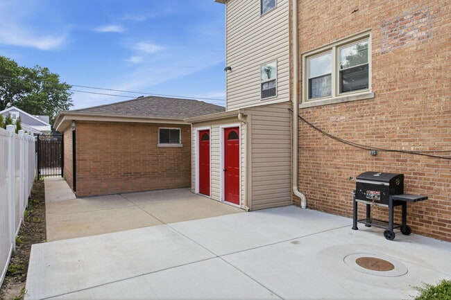 Building Photo - 2726 N Nordica Ave
