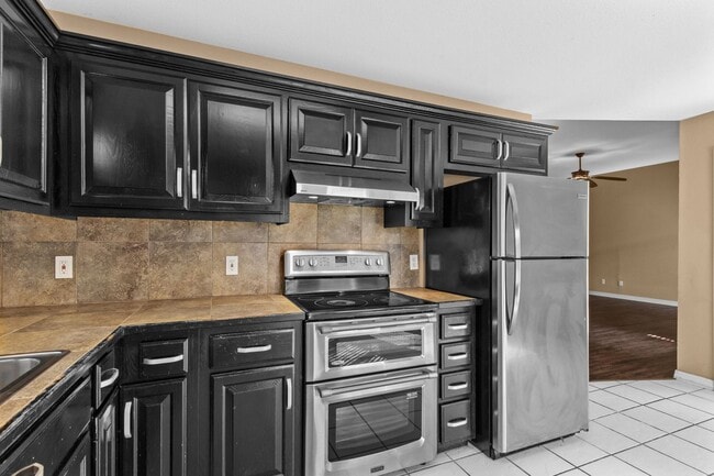 Building Photo - Bright & Beautiful 4 Bedroom Home with Fenced Yard and Modern Upgrades!