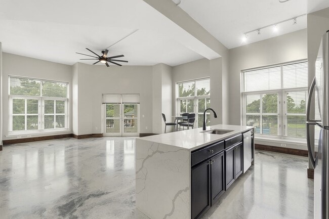 Building Photo - Large Corner Condo with a View