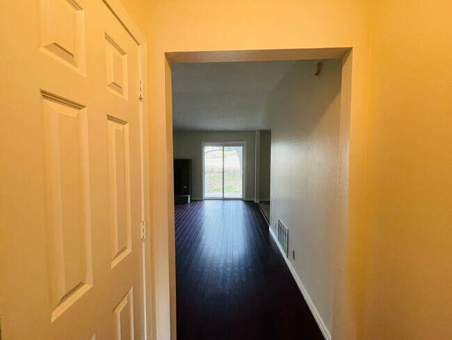 Building Photo - Recently remodeled home