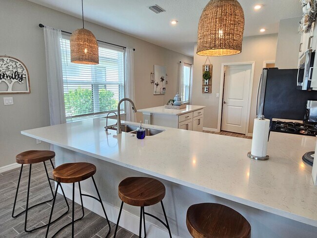 Building Photo - Annual Furnished or Seasonal Short-Term 4 Bedroom 2.5 Bathroom Home in Palmero!
