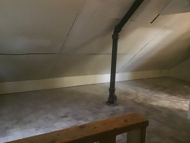 Building Photo - 4 bedroom single family home