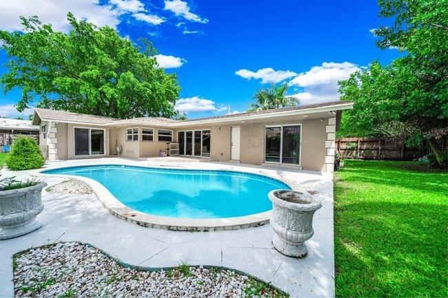 Building Photo - 4021 Bayview Dr