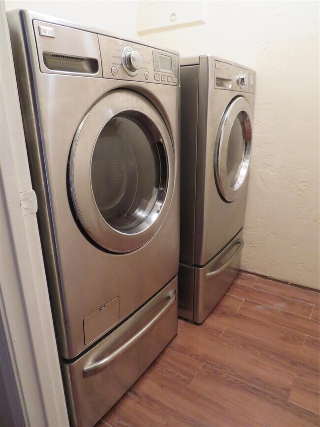 Building Photo - 1006 Avenue L