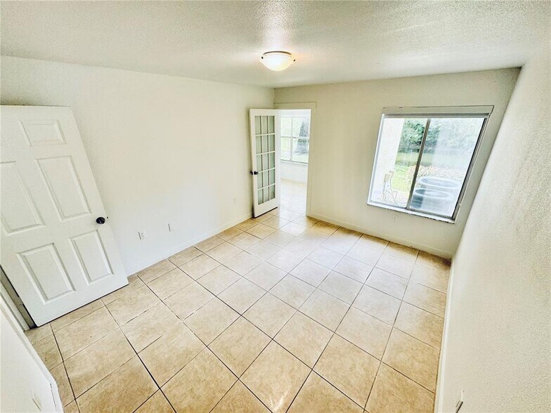 Building Photo - 643 Vista Isles Dr