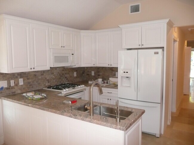 Building Photo - 525 24th Ave N