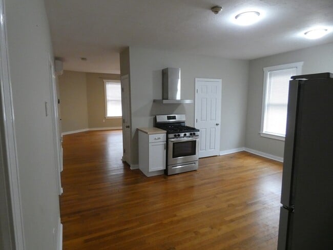 Building Photo - 2 Main St