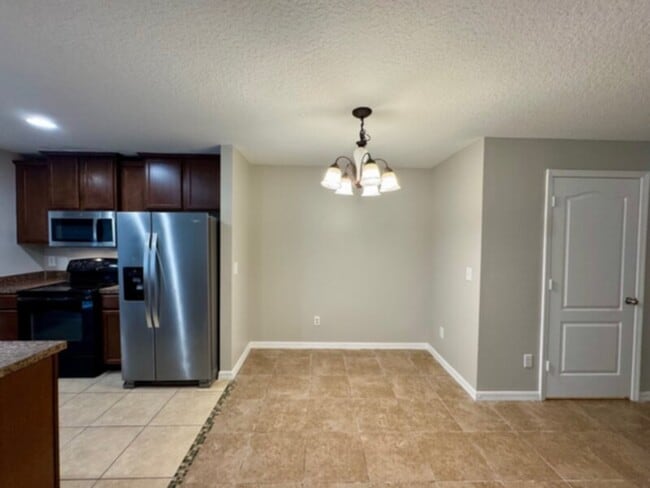 Building Photo - Gorgeous 3 Bedroom, 2.5 Bath Townhouse in Gated Community!