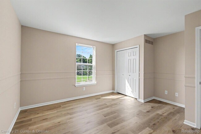 Building Photo - 7055 Oakridge Dr